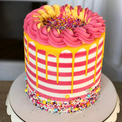 Clase de Técnicas variadas de decoración de tortas con buttercream, piezas de chocolate, caramelo y papel de arroz
