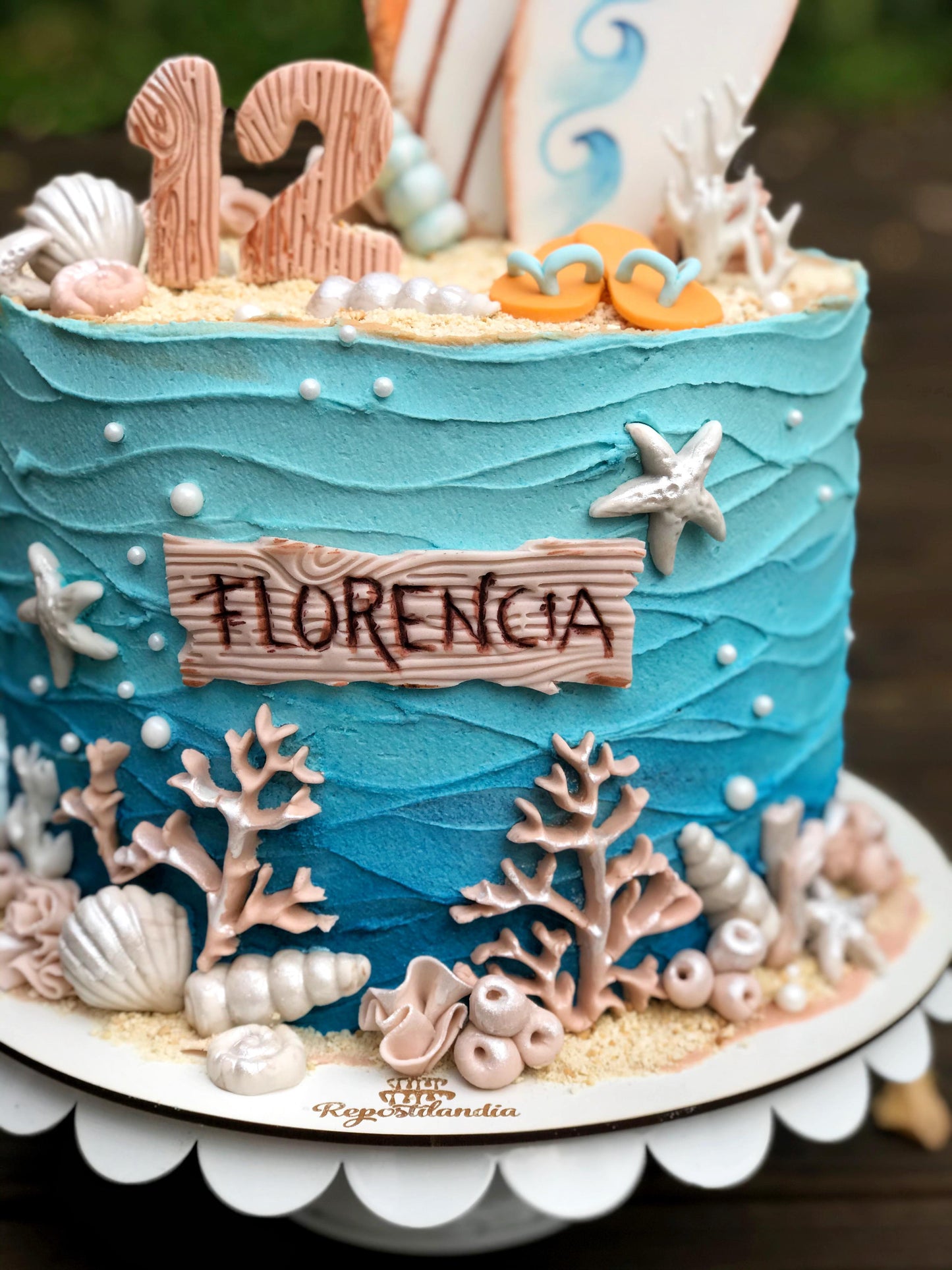 Clase de Técnicas variadas de decoración de tortas con buttercream, piezas de chocolate, caramelo y papel de arroz